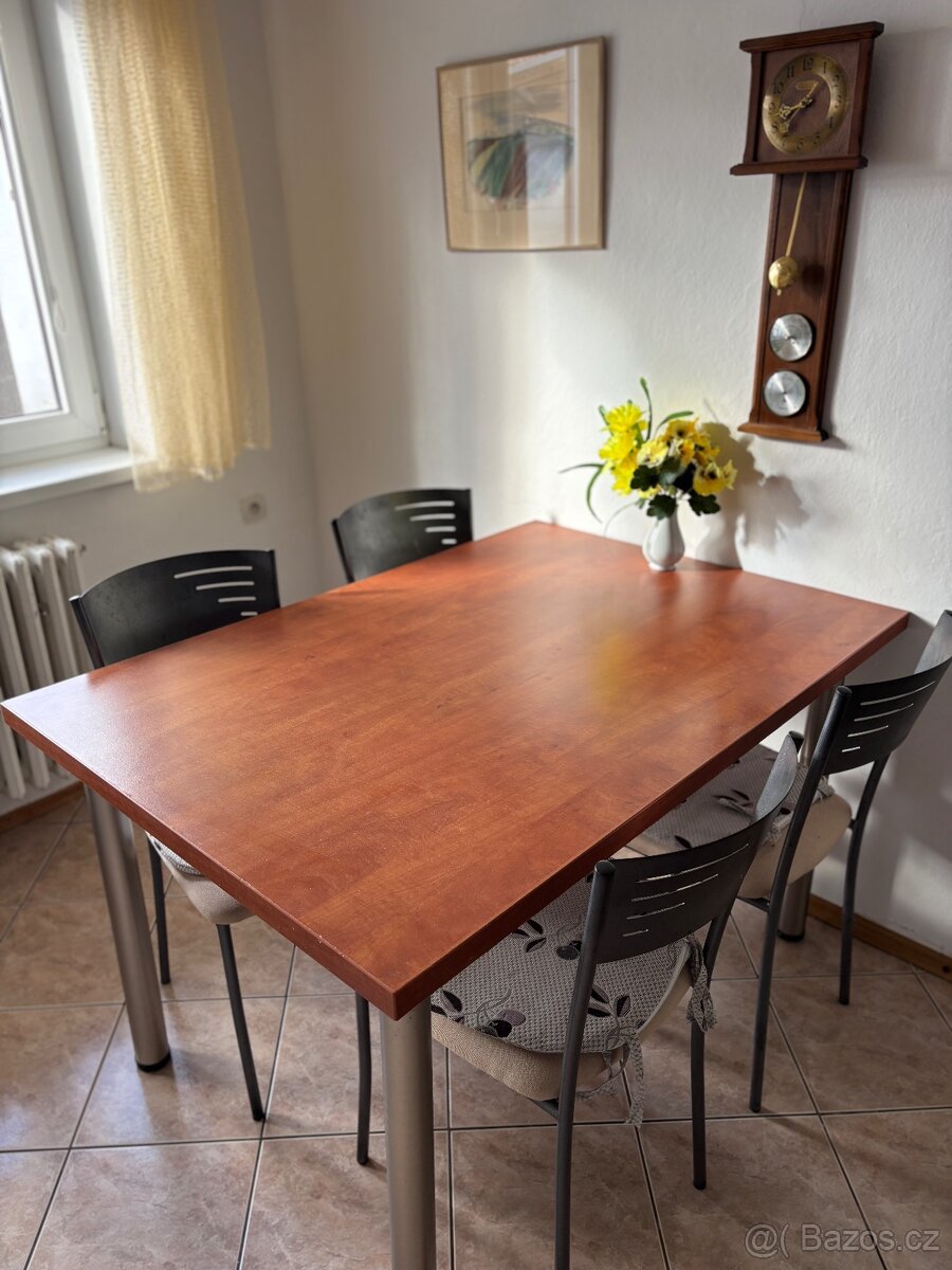 Jídelní stůl