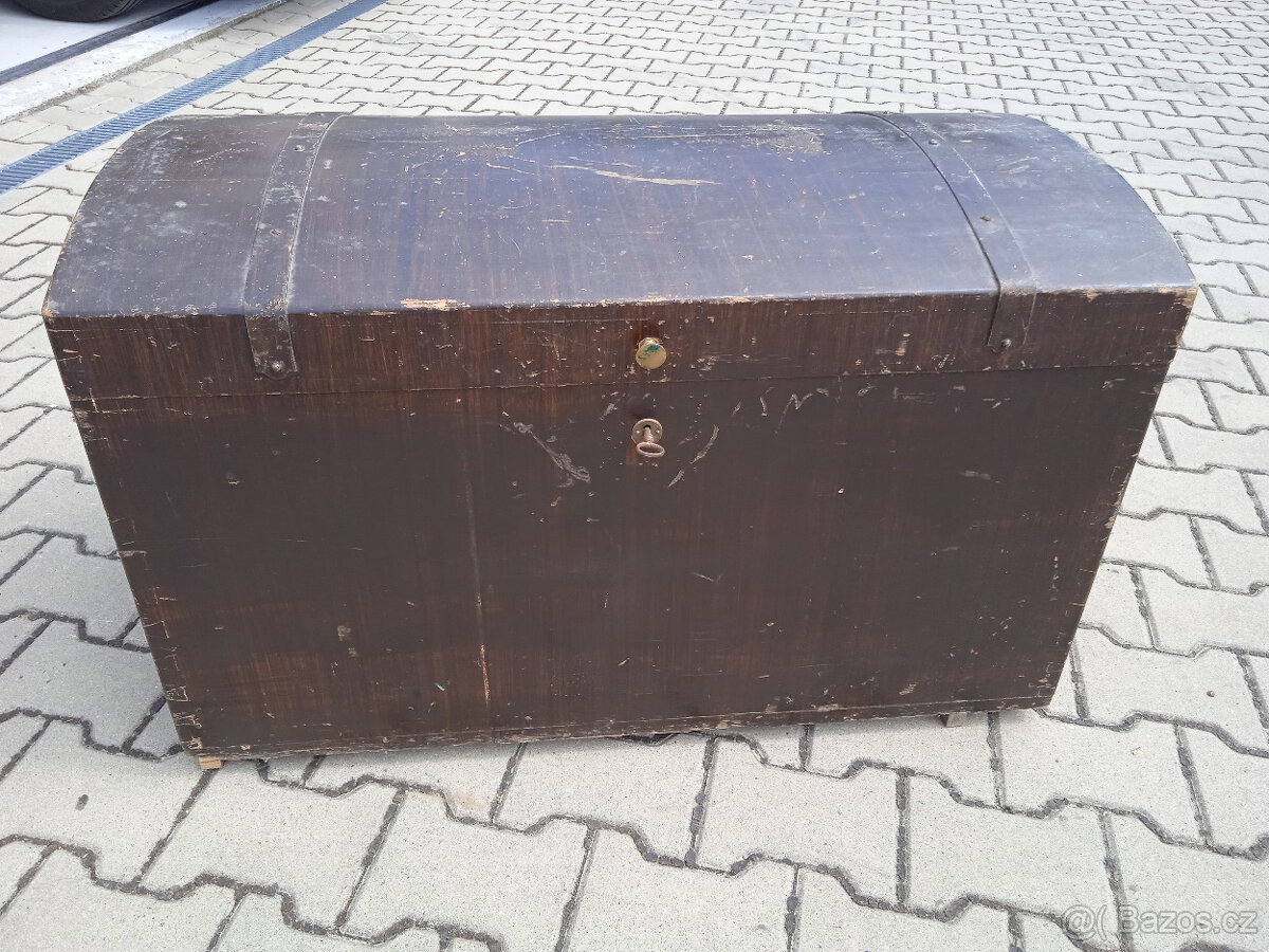 Prodám levně starožitnou dřevěnou truhlu