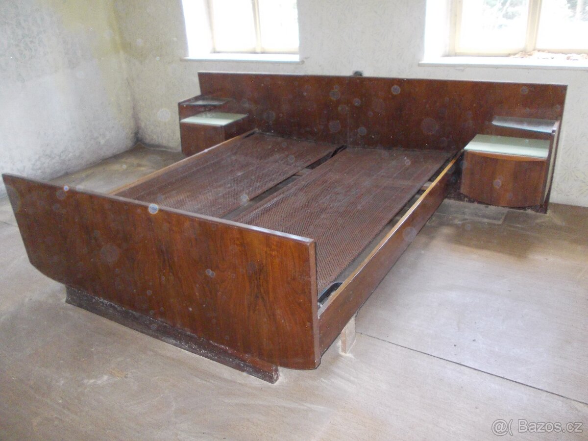 Manželská postel s nočními stolky.