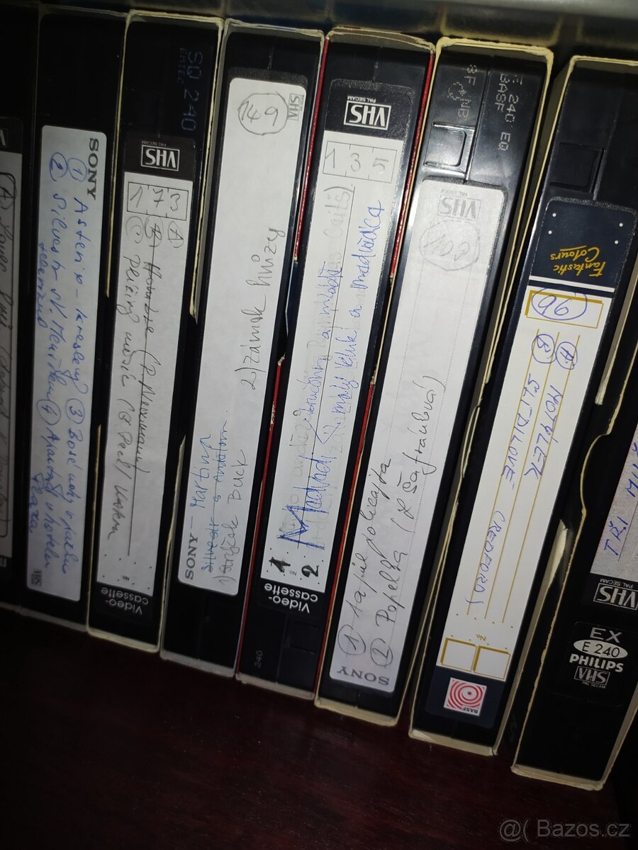 Nabízím 200 pásků s nahranými filmy.