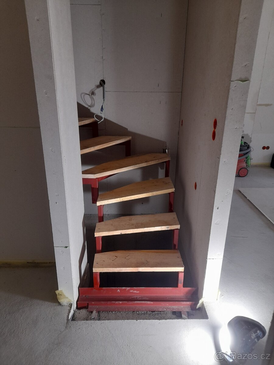 Schody ocelové točité levé 308 cm