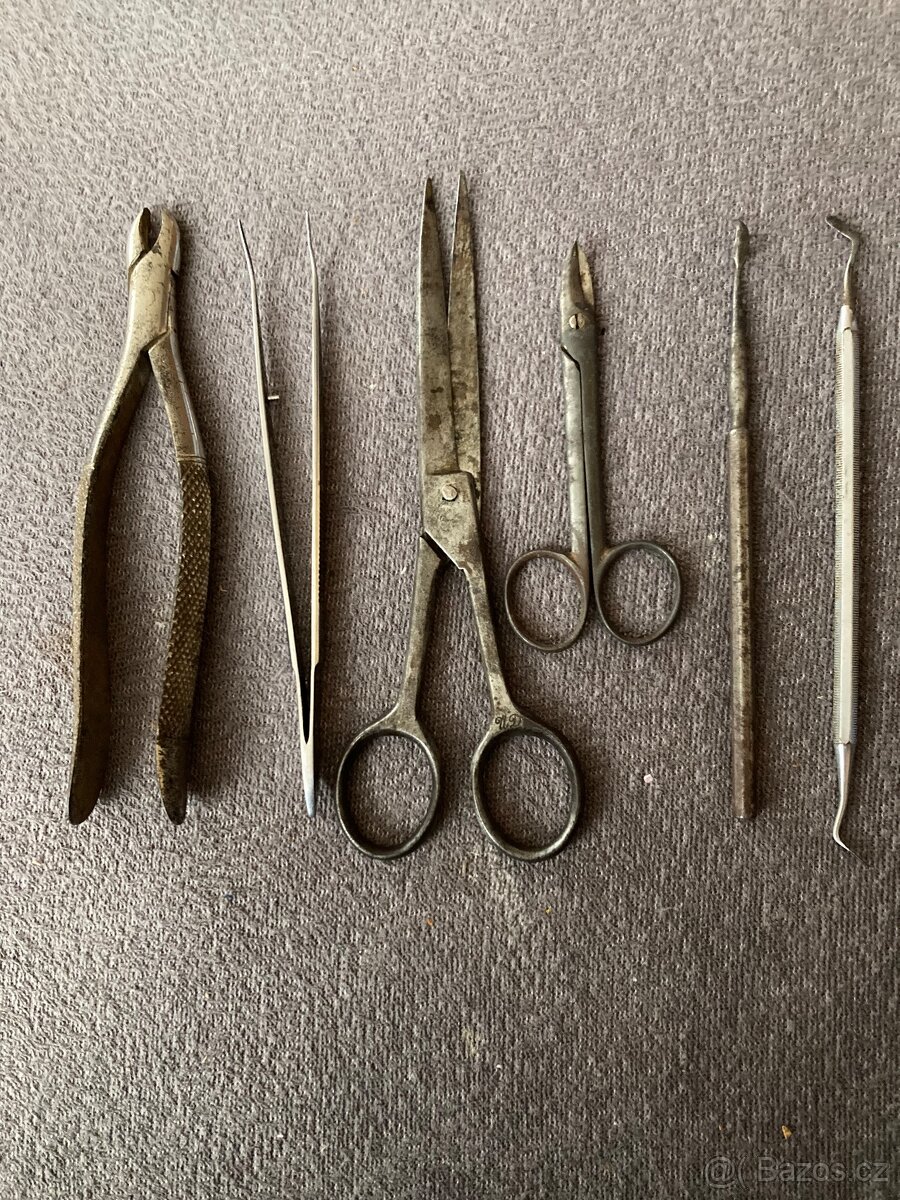 Staré chirurgické nástroje