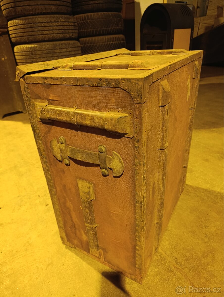 Historický lodní kufr