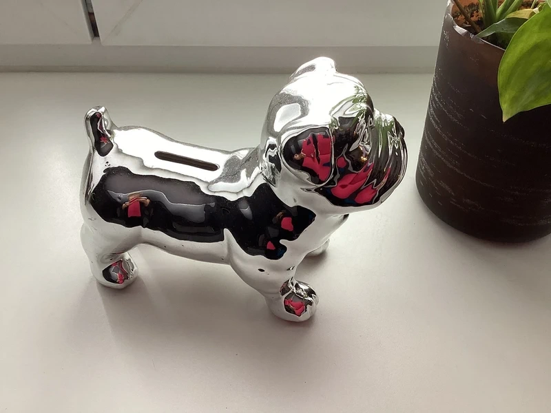 Kovová pokladnička buldok.