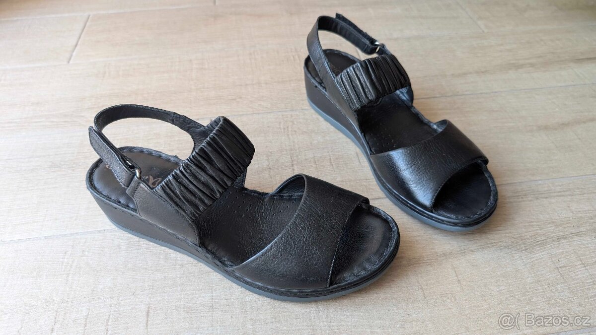 Kožené sandály Caprice vel. 42