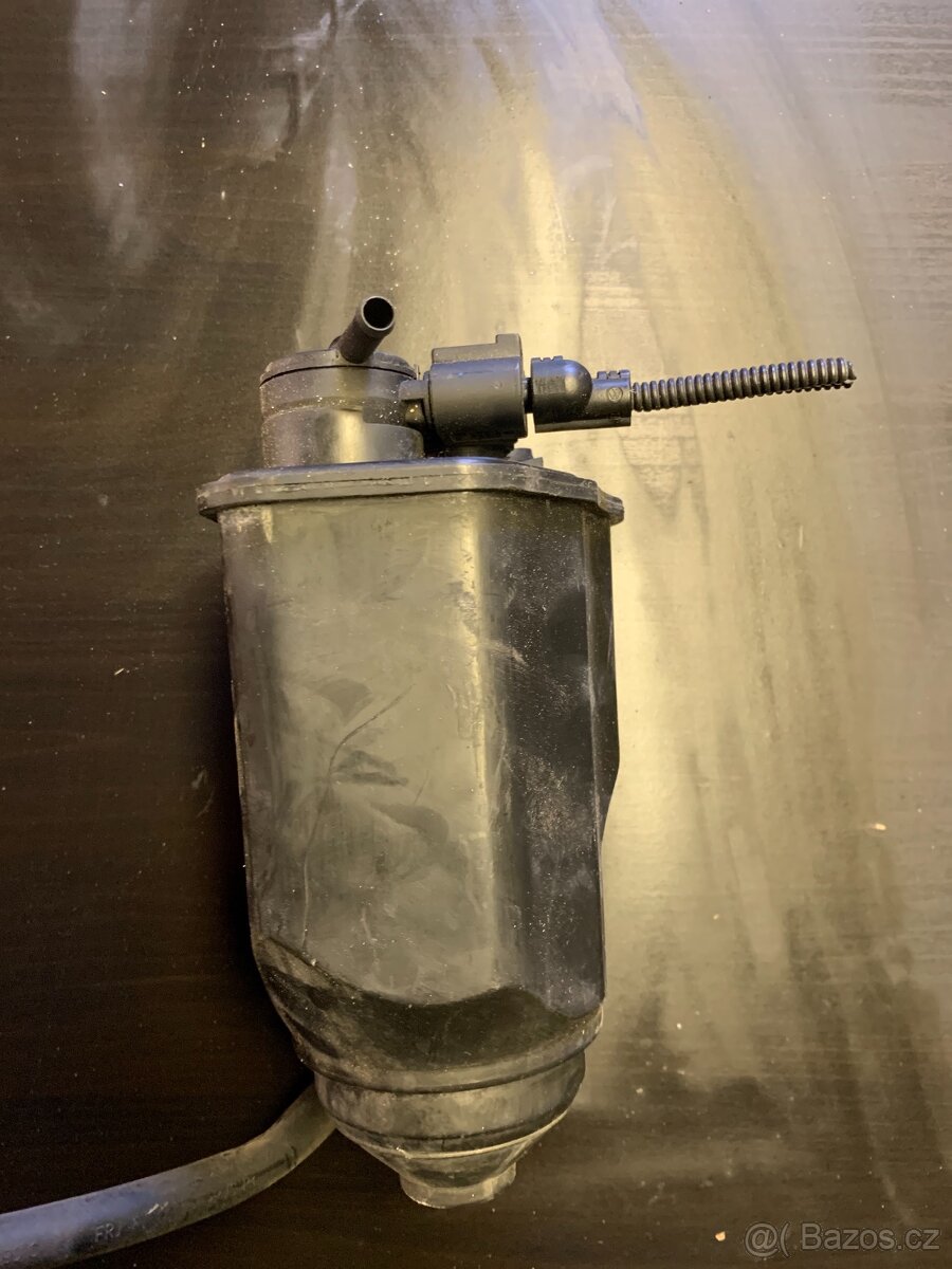 Octavia 1 - nádobka s aktivním uhlím + ventil