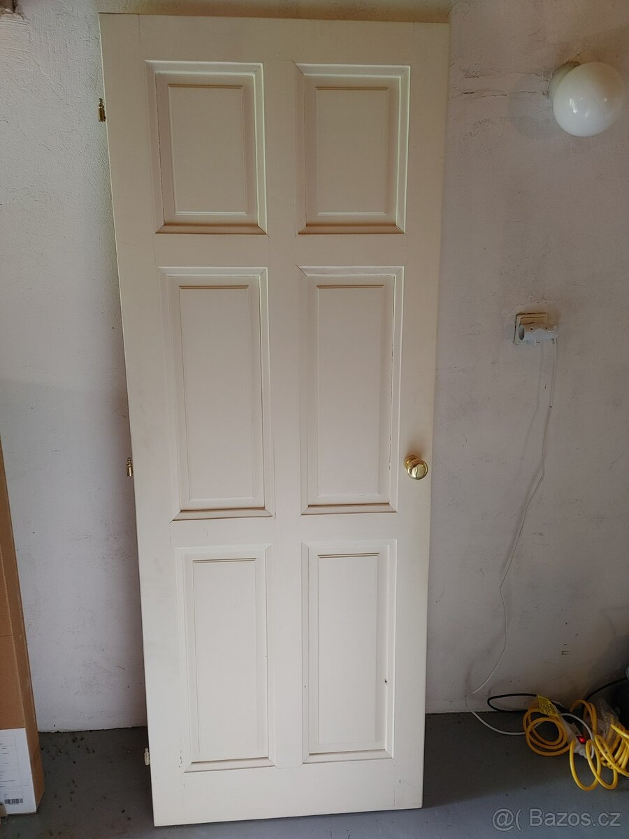 Starší masivní dveře bílé 74 × 196 cm levé