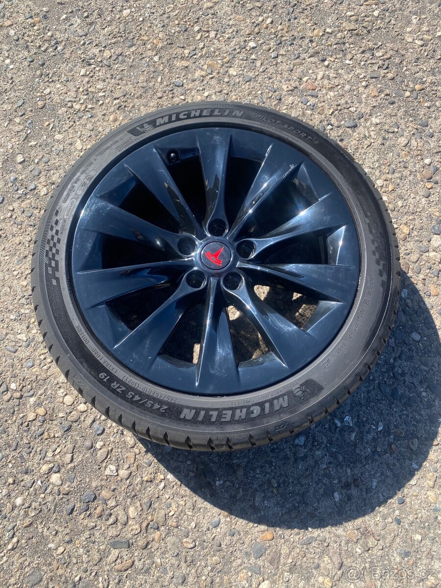 Alu kola Tesla S