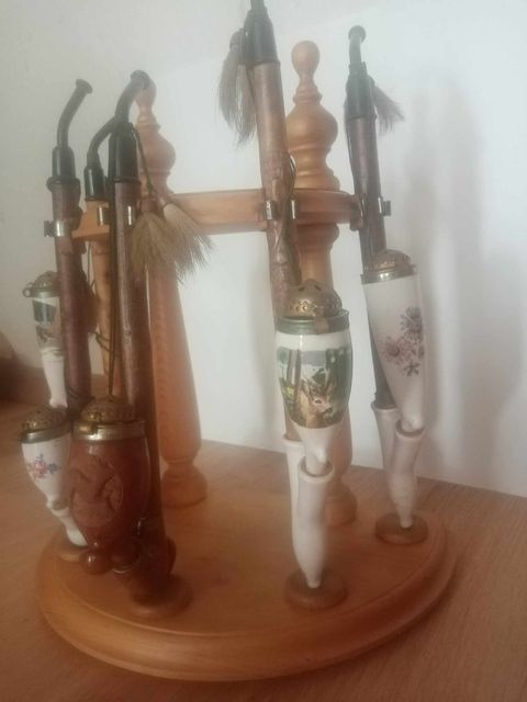 dekorativní porcelánové dýmky ve stojanu