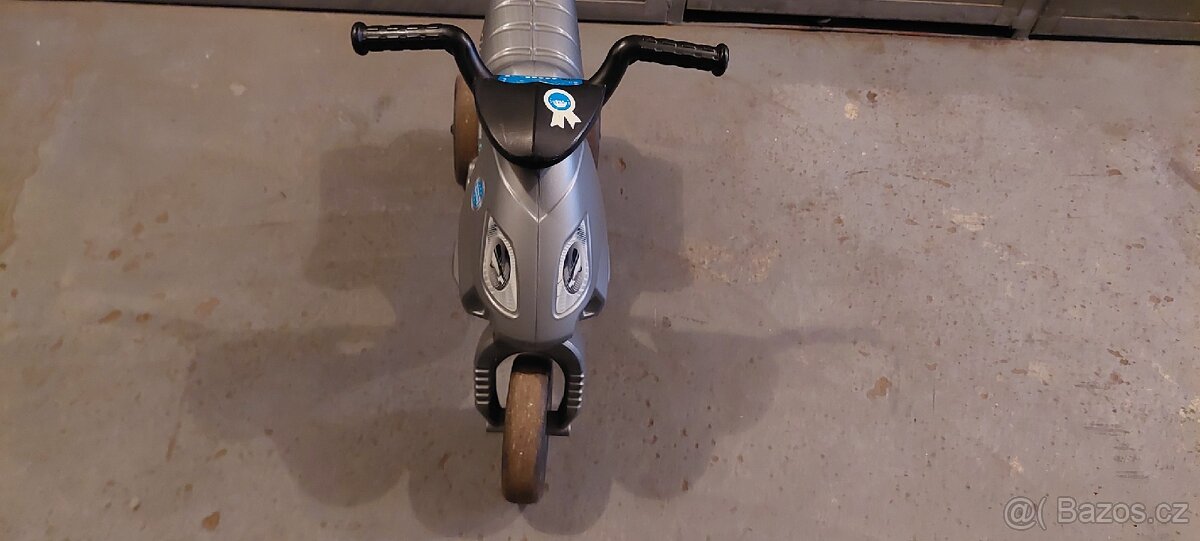 Dětská motorka a přilba.