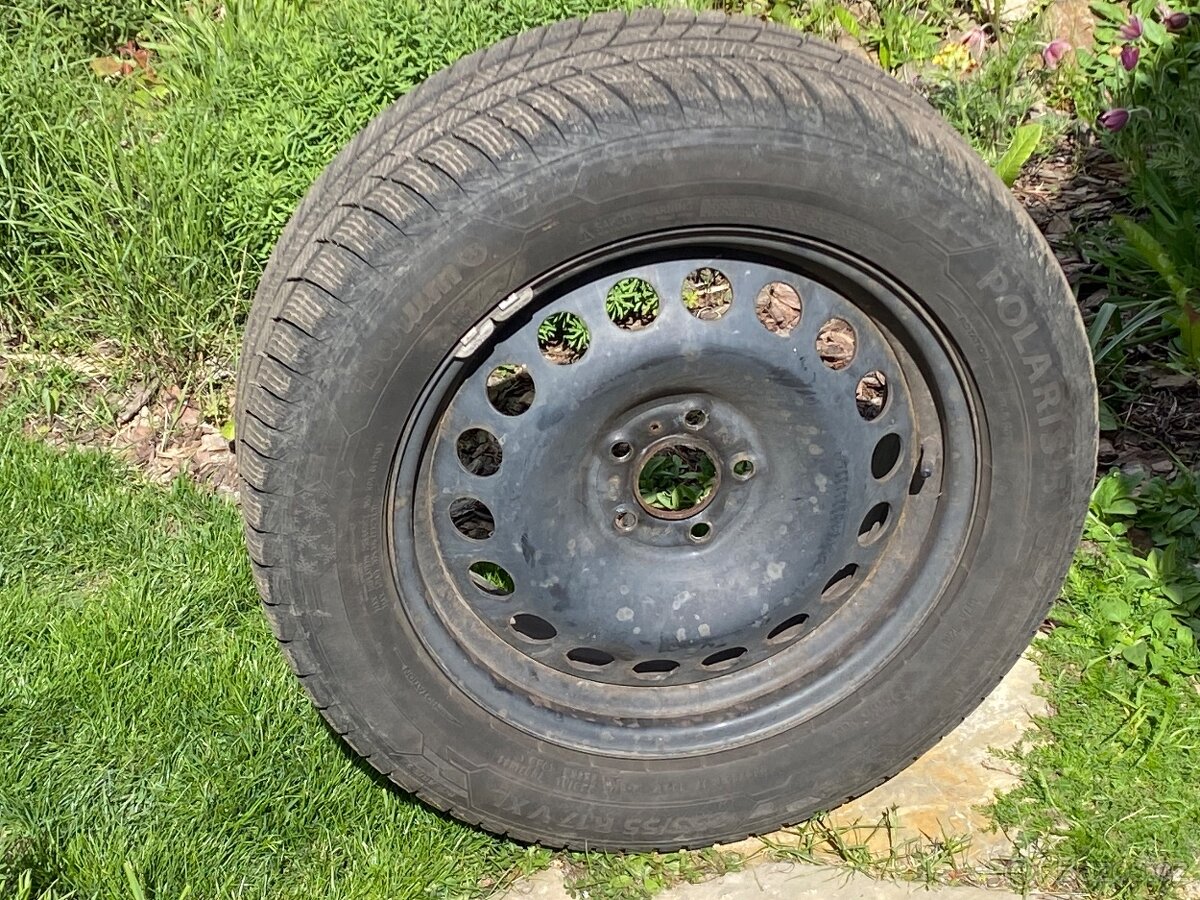 Zimní pneu na plecháčích 235/55 R17 V XL