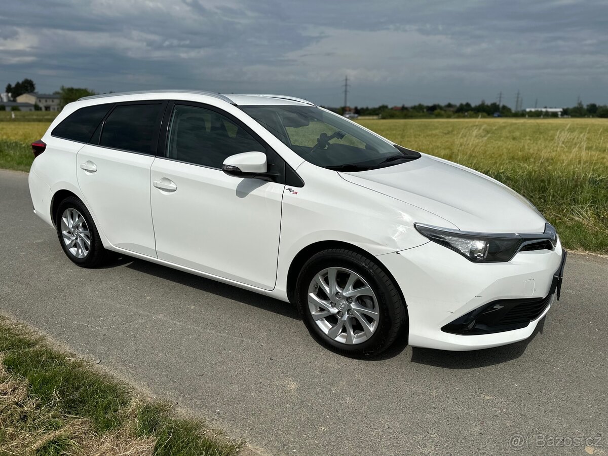 Toyota Auris 1.6 benzin. Manual. 89000 km