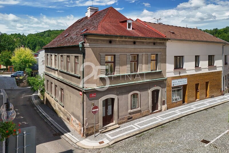 Prodej domu k investici i bydlení na náměstí v Úpici, okrese