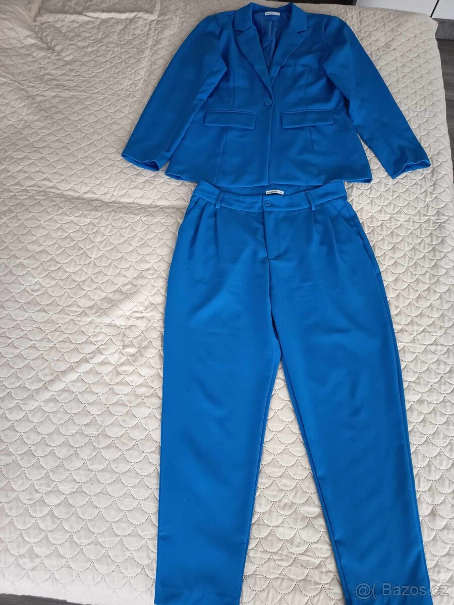 Dámský kalhotový kostým královská modrá barva vel.42