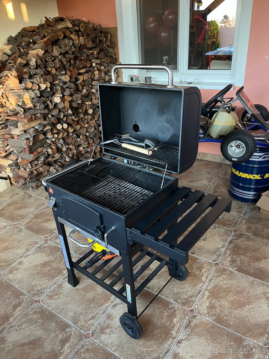 velký zahradní gril na uhlí / brikety