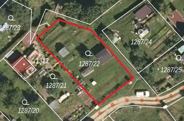 Pozemek se zahradní chatou u Českého Krumlova