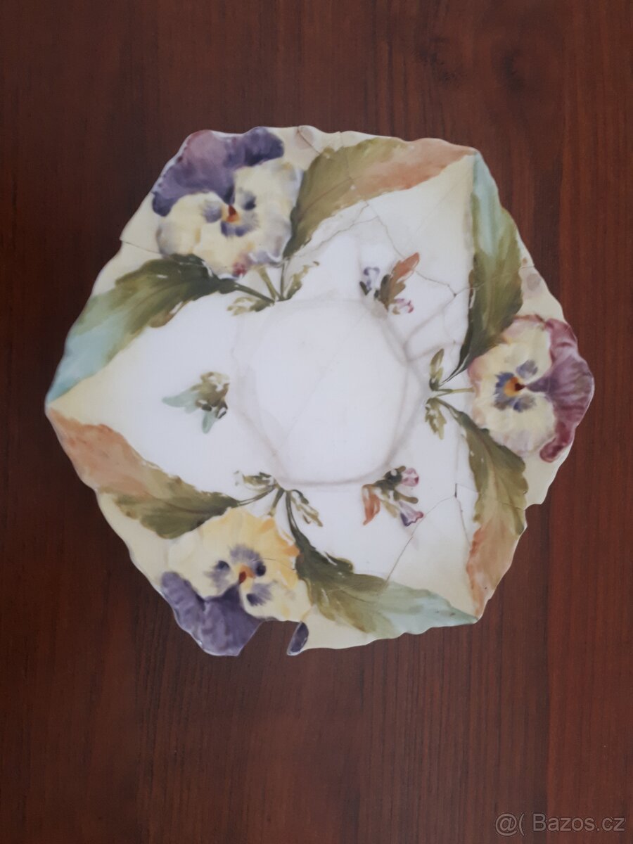 Porcelánový talířek s maceškami