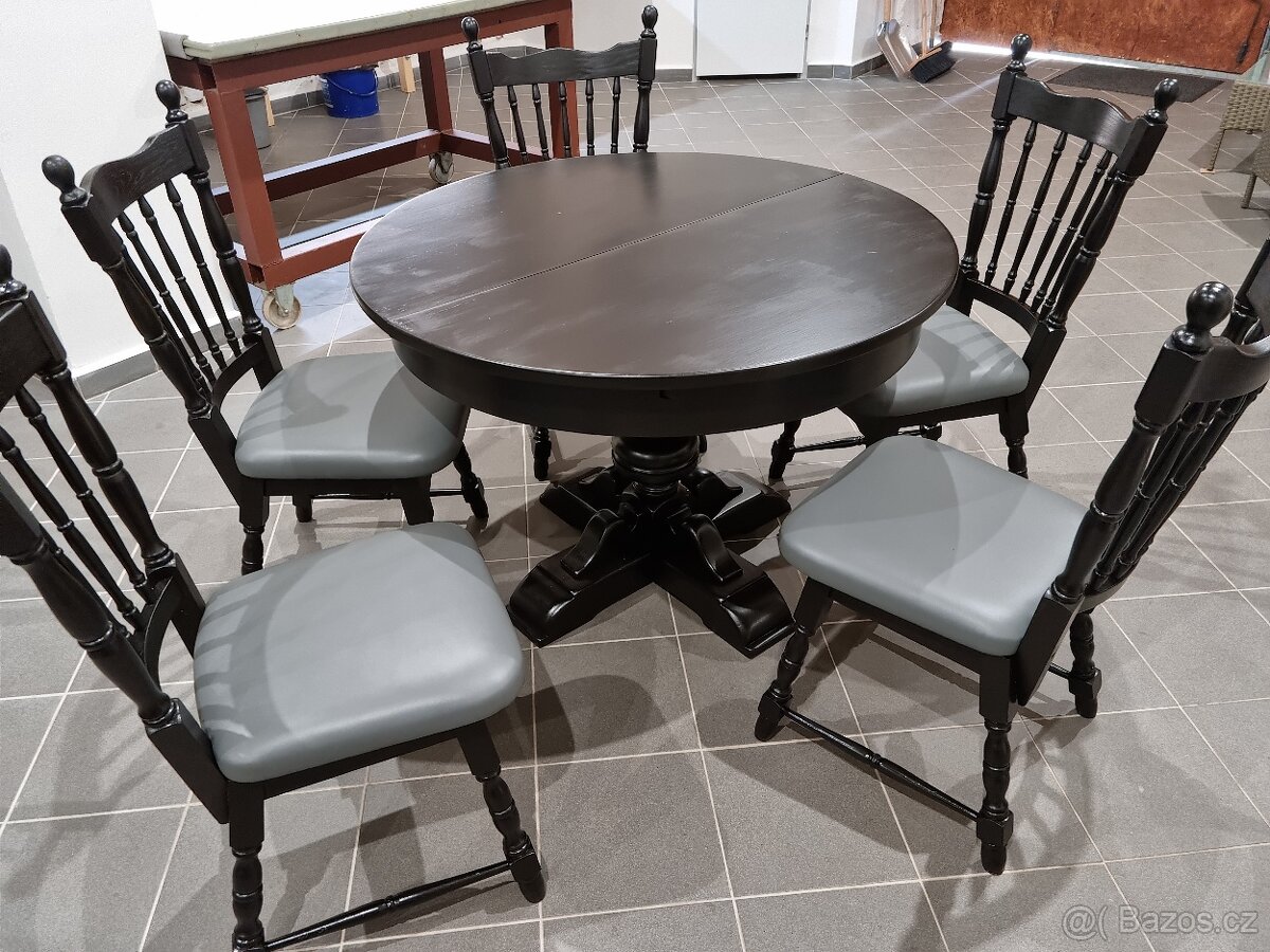 Jídelní stůl