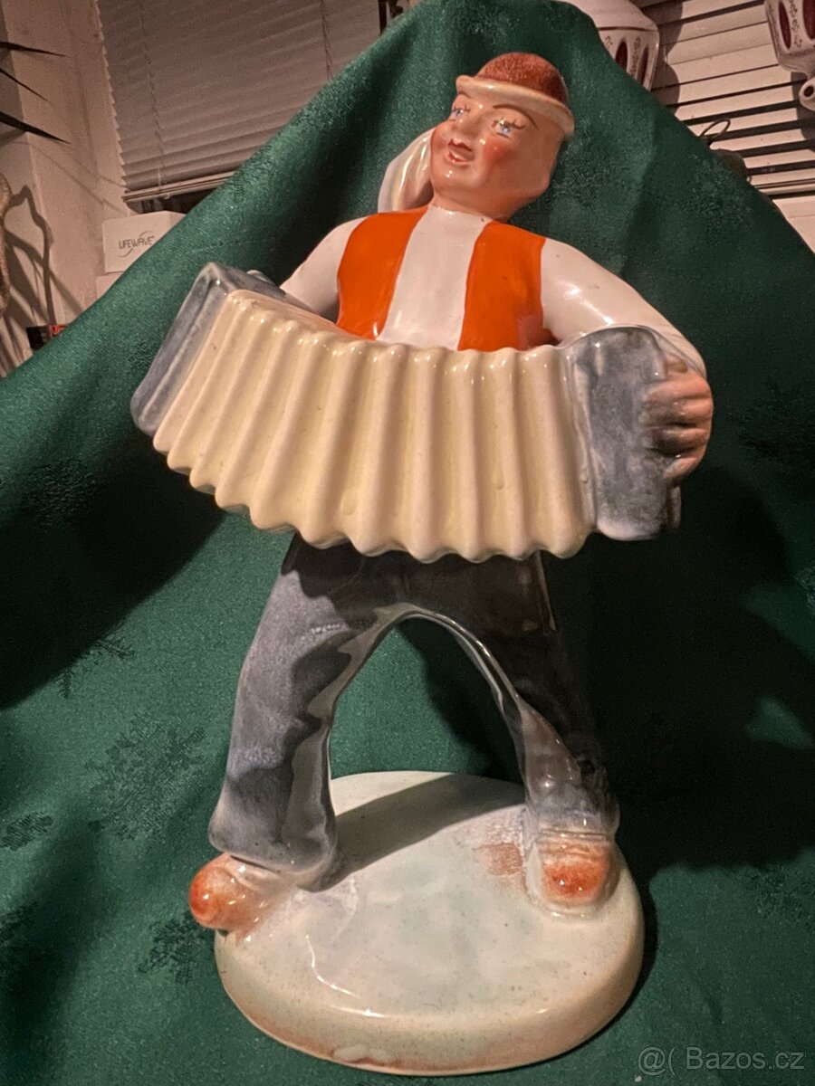 Porcelánová soška harmonikář. Ditmar Urbach