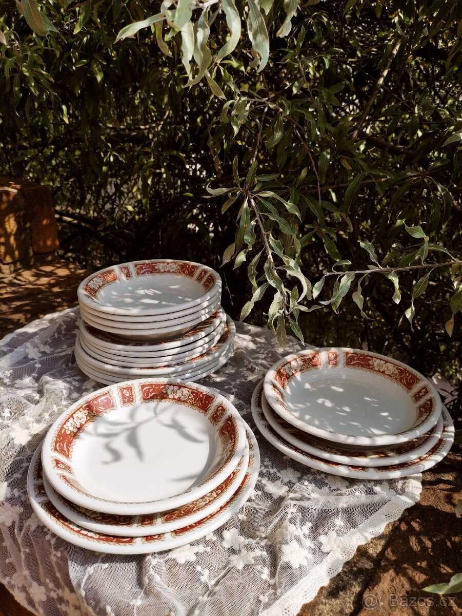 Anglický jídelní set talířů vintage - 18 kusů