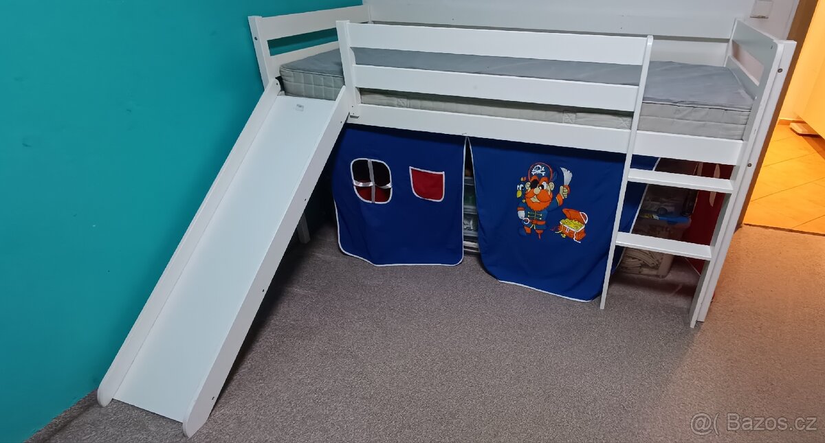 Dětská postel s tunelem a se skluzavkou