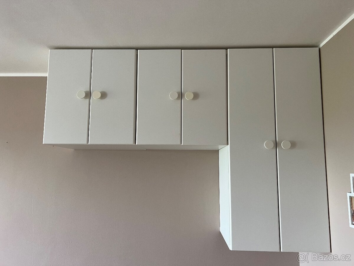 Tři bílé skříňky Ikea stuva