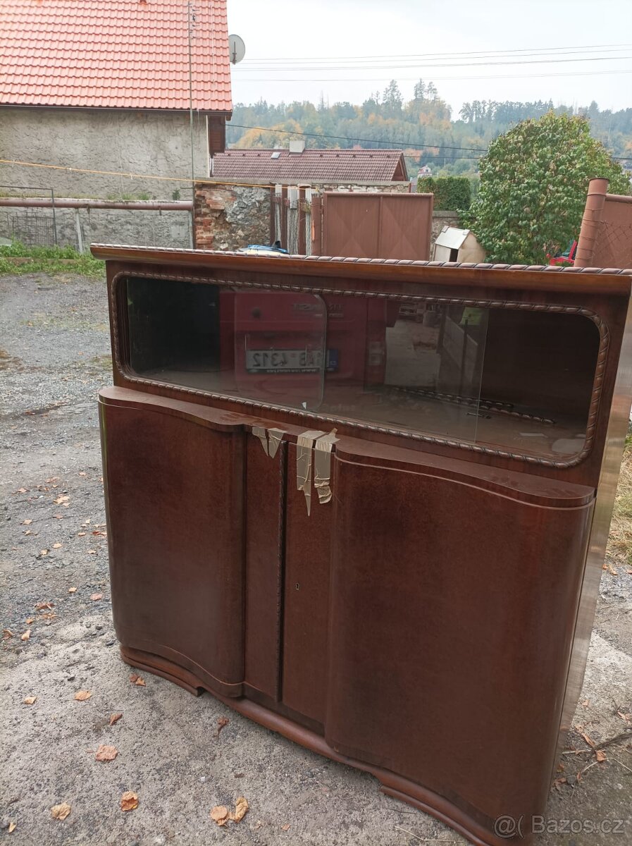 Retro dřevěná skříňka s prosklenou vitrínou