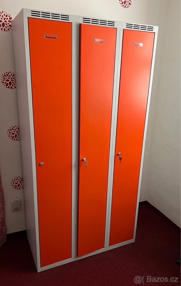 Kovová šatní skříňka 3 oddíly, cylindrický zámek, oranžová