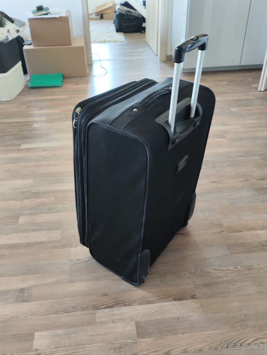 Cestovní kufr. Materiál textil. Kola 2.