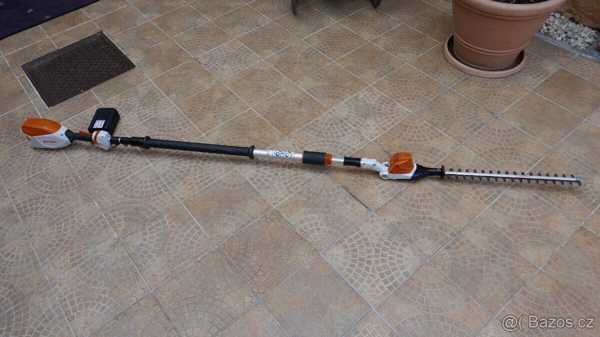 Akumulátorové zahradní nůžky s teleskopickou tyčí STIHL HLA