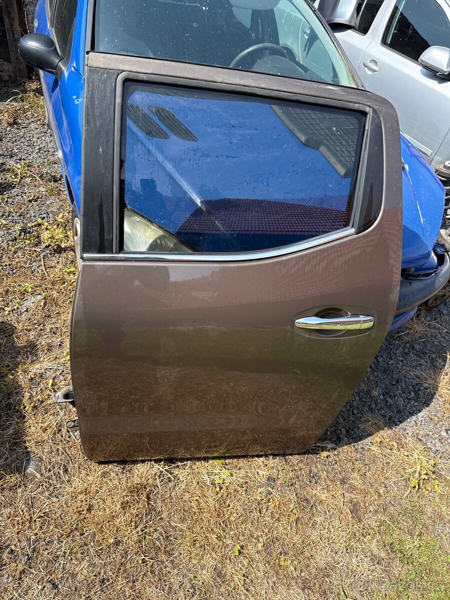 Levé zadní dveře Alaskan Navara