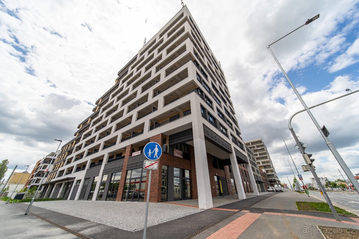pronájem 1+kk s lodžií, sklepem a GS-ul.Poděbradská, Praha9