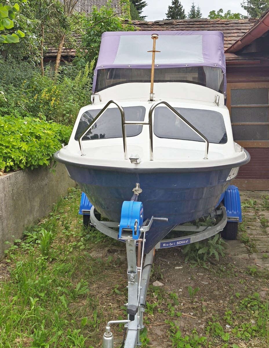 Laminátová kajutová loď