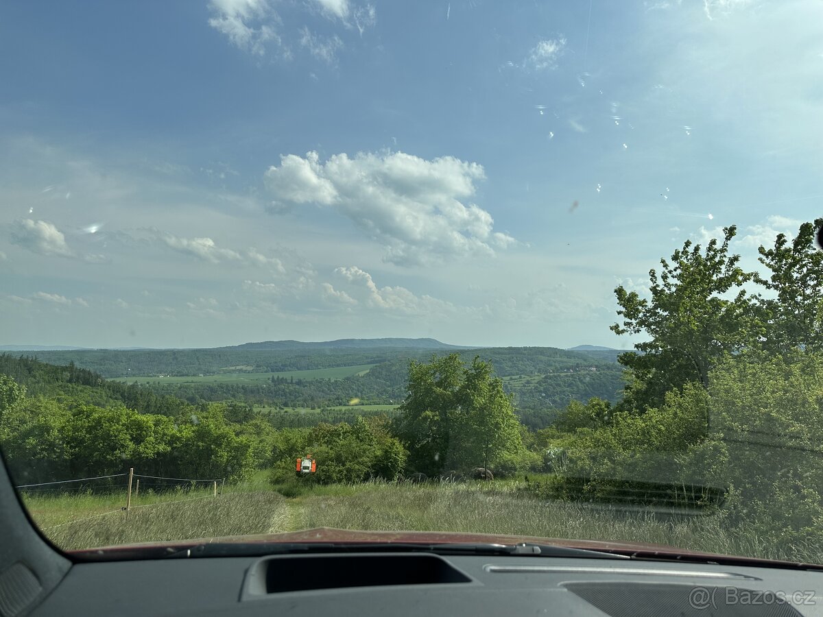 🌲 Pozemek s duší přírody v srdci Křivoklátska – 2165 m²