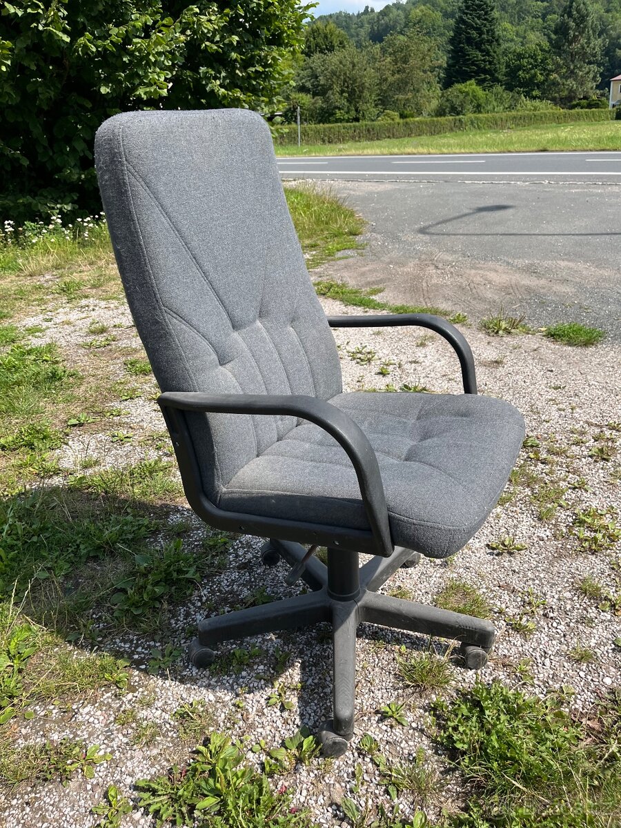 Otočný kancelářský křeslo