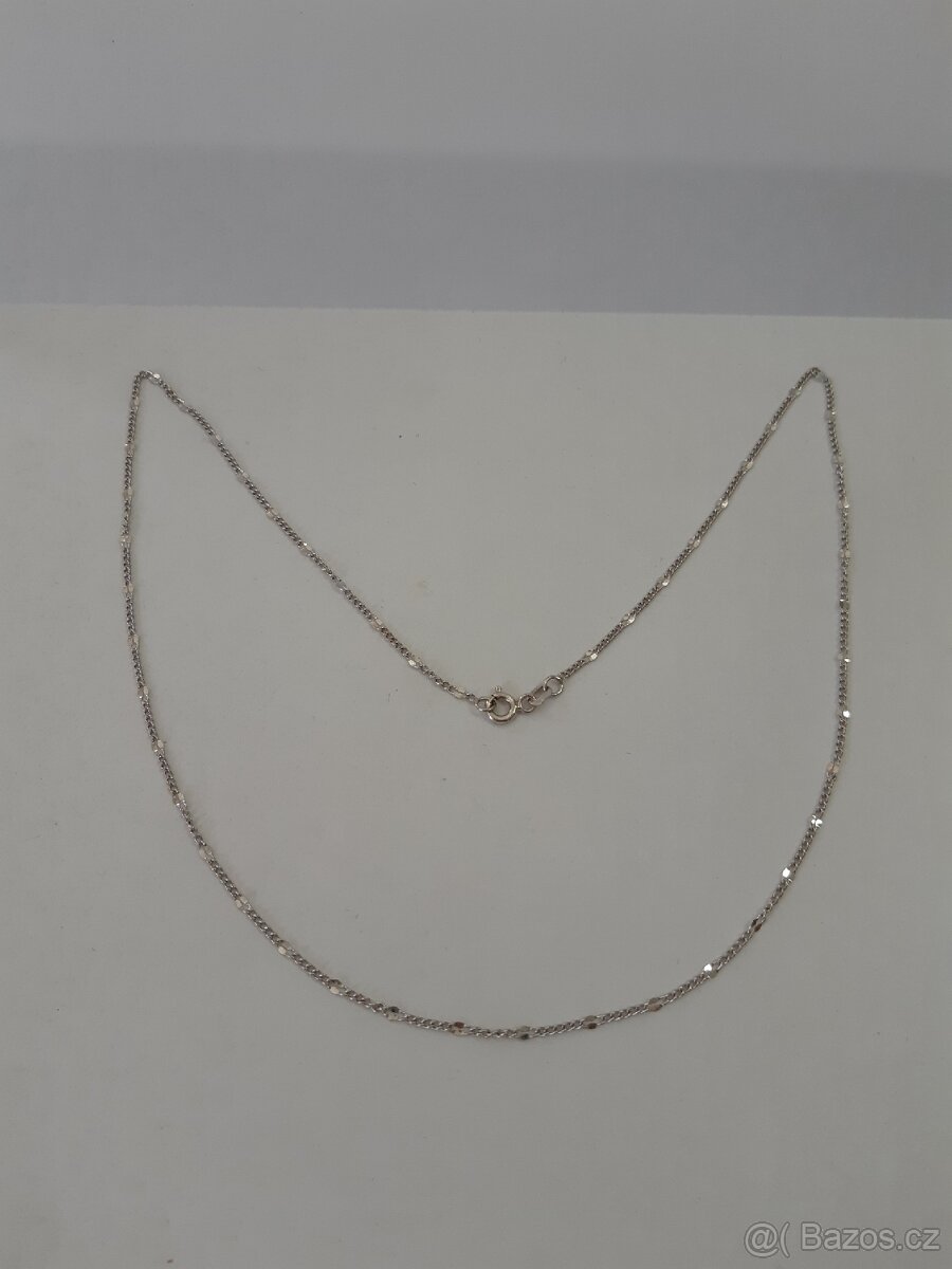 Zlatý řetízek z bílého zlata