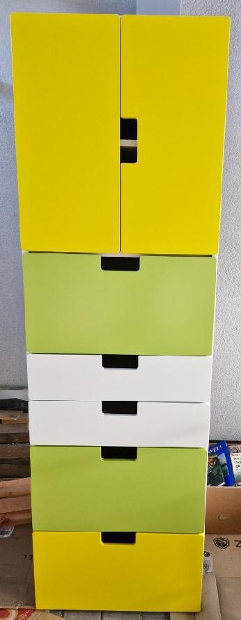 Ikea skříň, otočná židle, 2 x polička