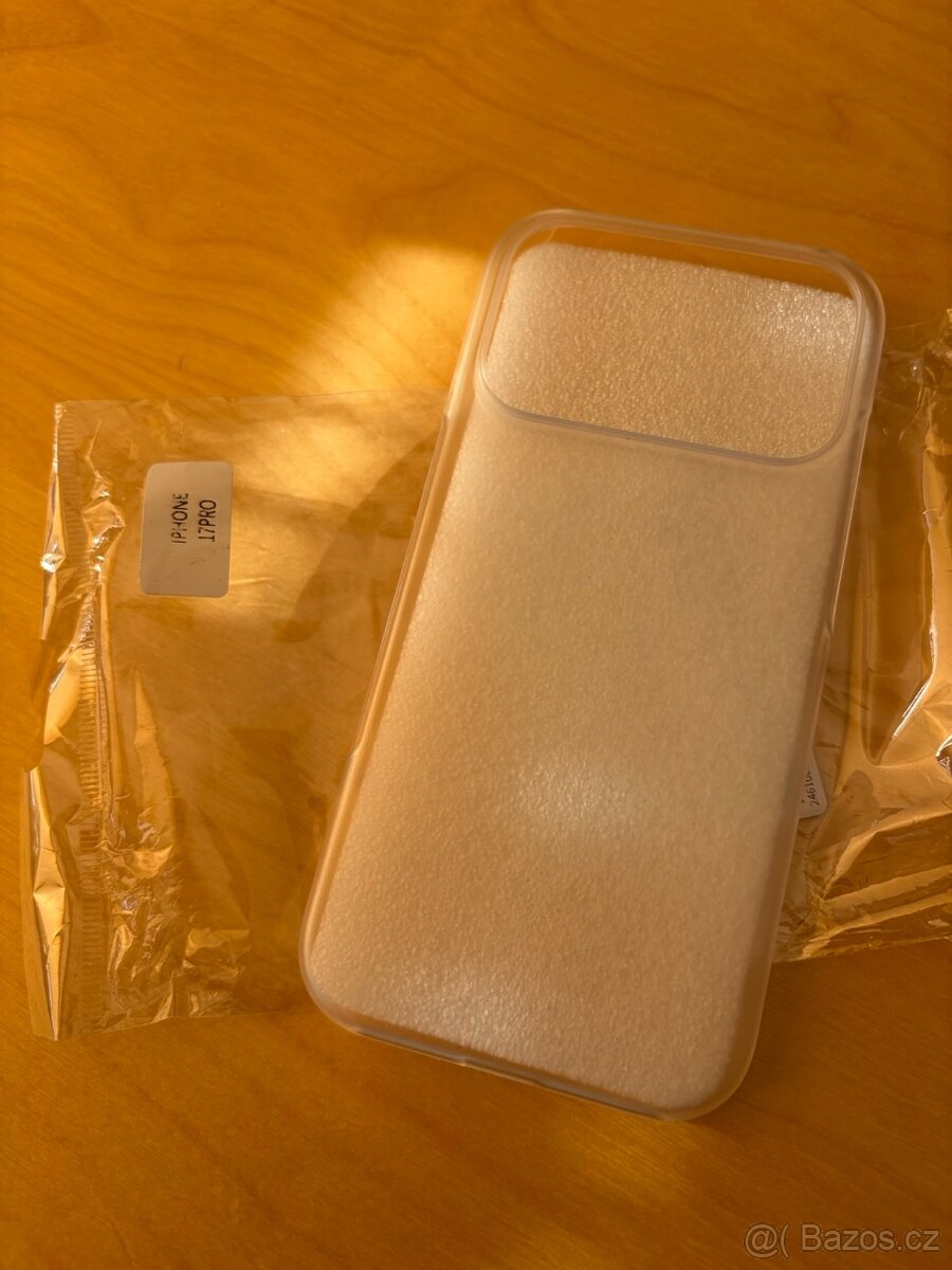 Průsvitný pevný obal pro iPhone 17 Pro