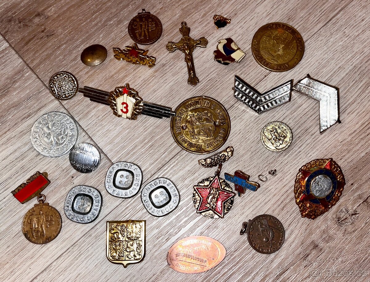 MEDAILE, ODZNAKY A KOVOVÉ KNOFLÍKY