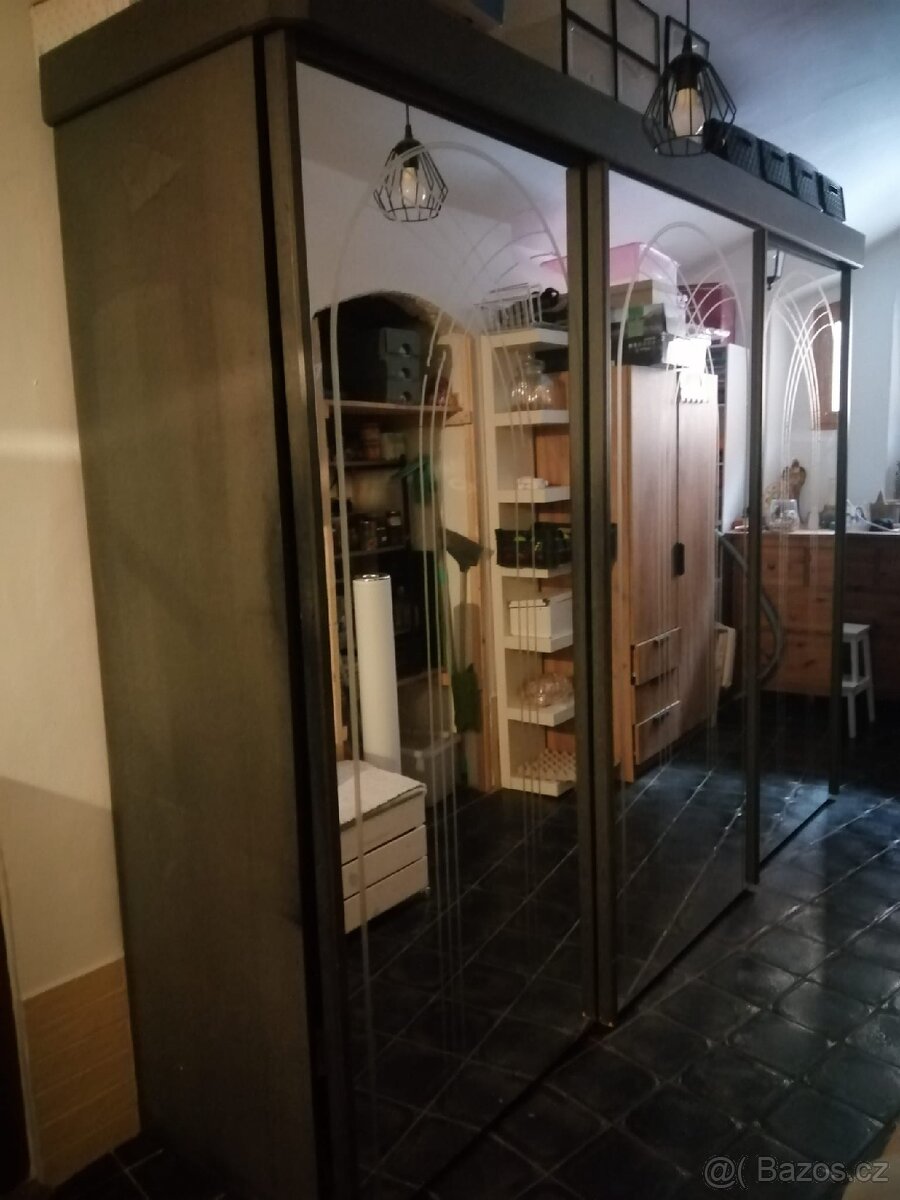 šatni skříň , velká skříň, skříň se zrcadlem