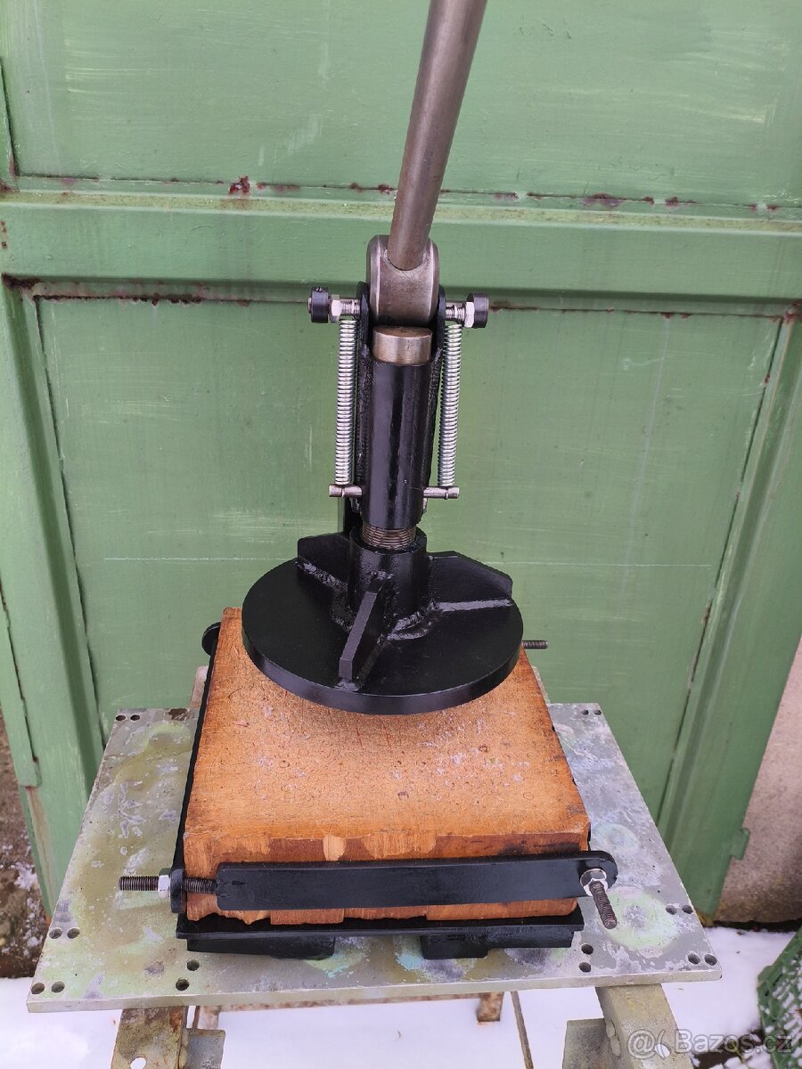 Ruční pákový vysekávací lis na useň, kůži