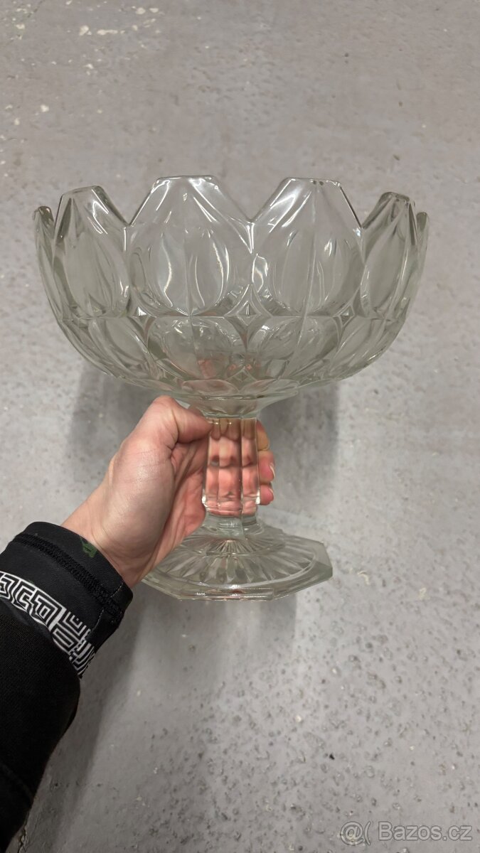 Skleněná masivní broušená mísa