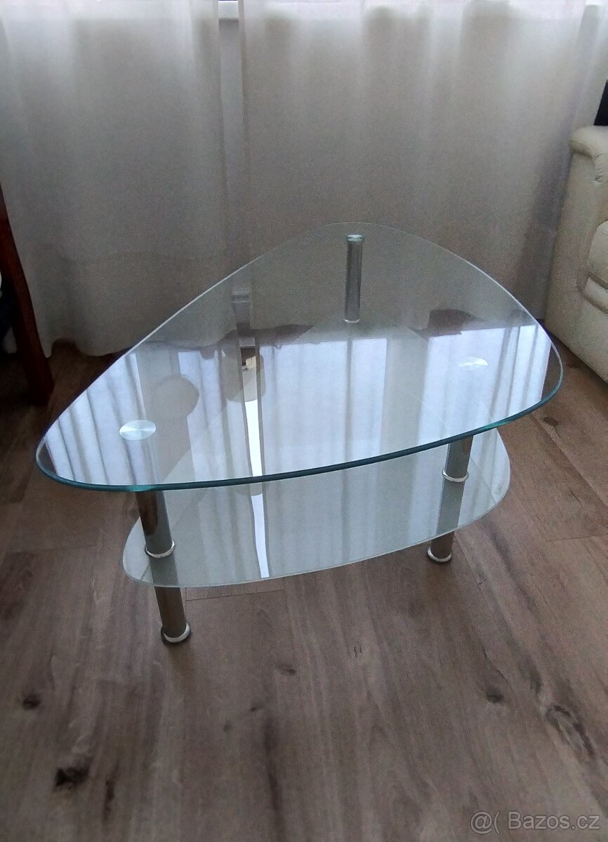skleněný konferenční stolek