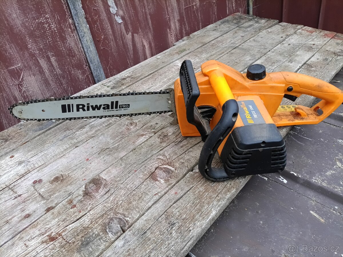 Elektrická pila Riwall