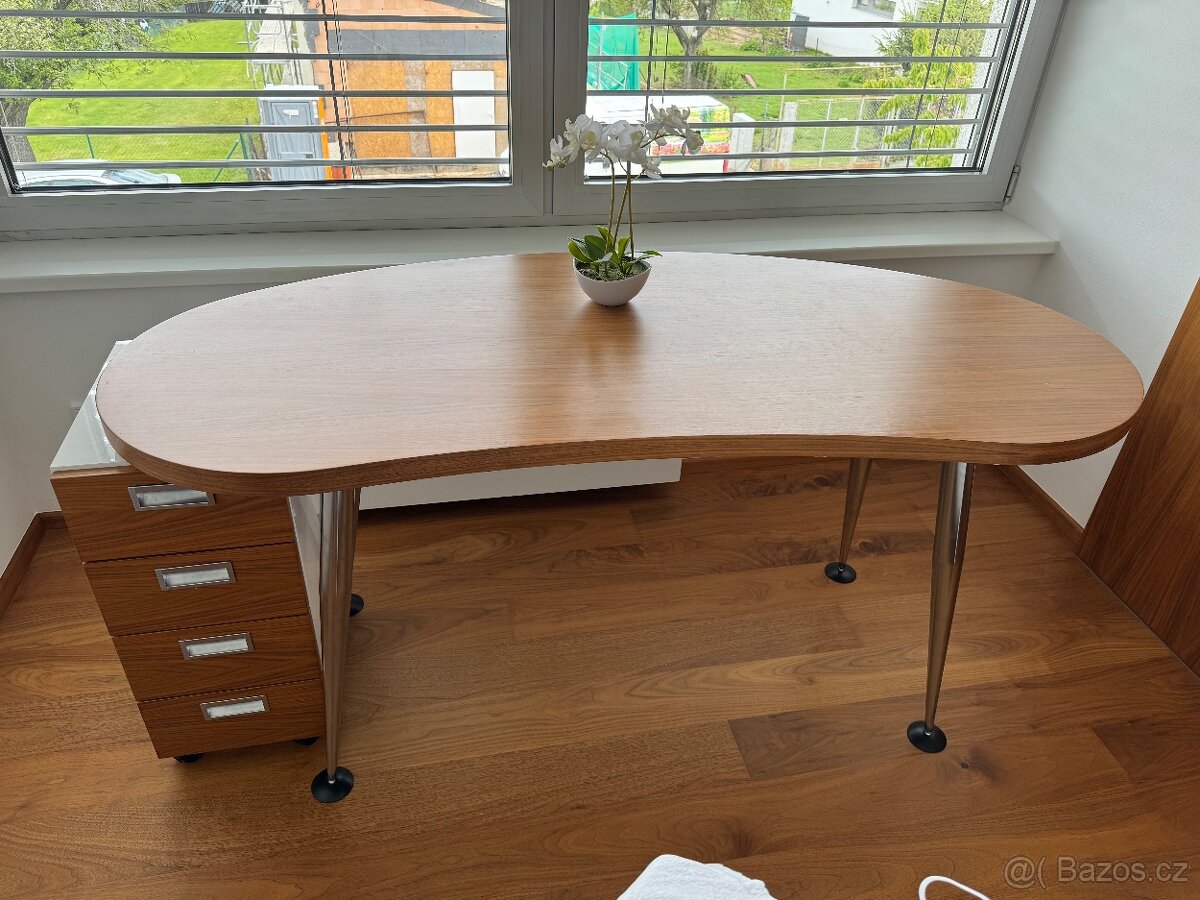 Stůl do pracovny