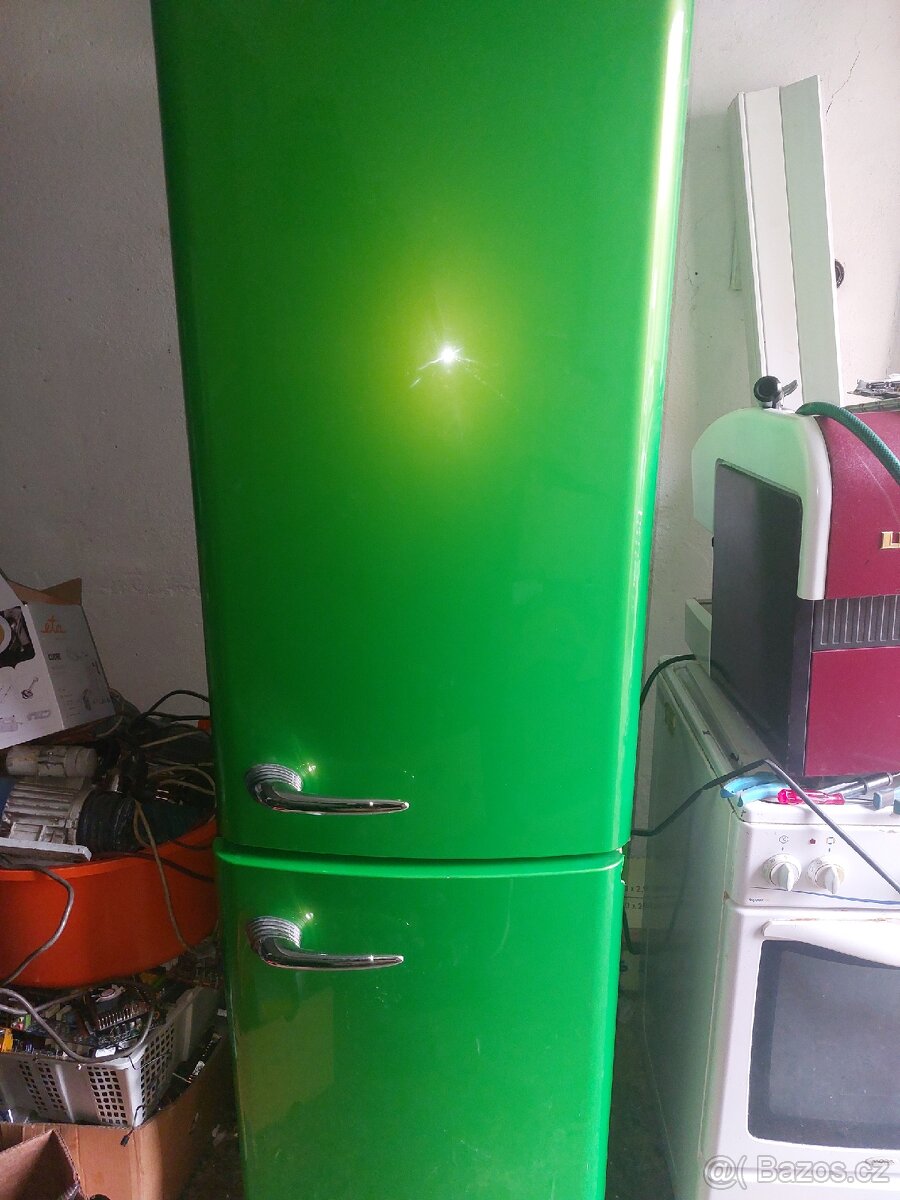Retro lednice zelená roh s pantem uražený