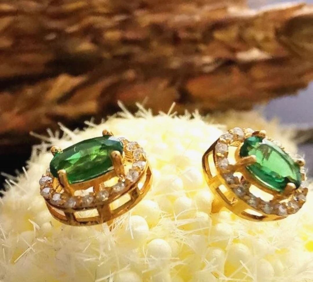 Zlaté náušnice s diamanty a smaragdem