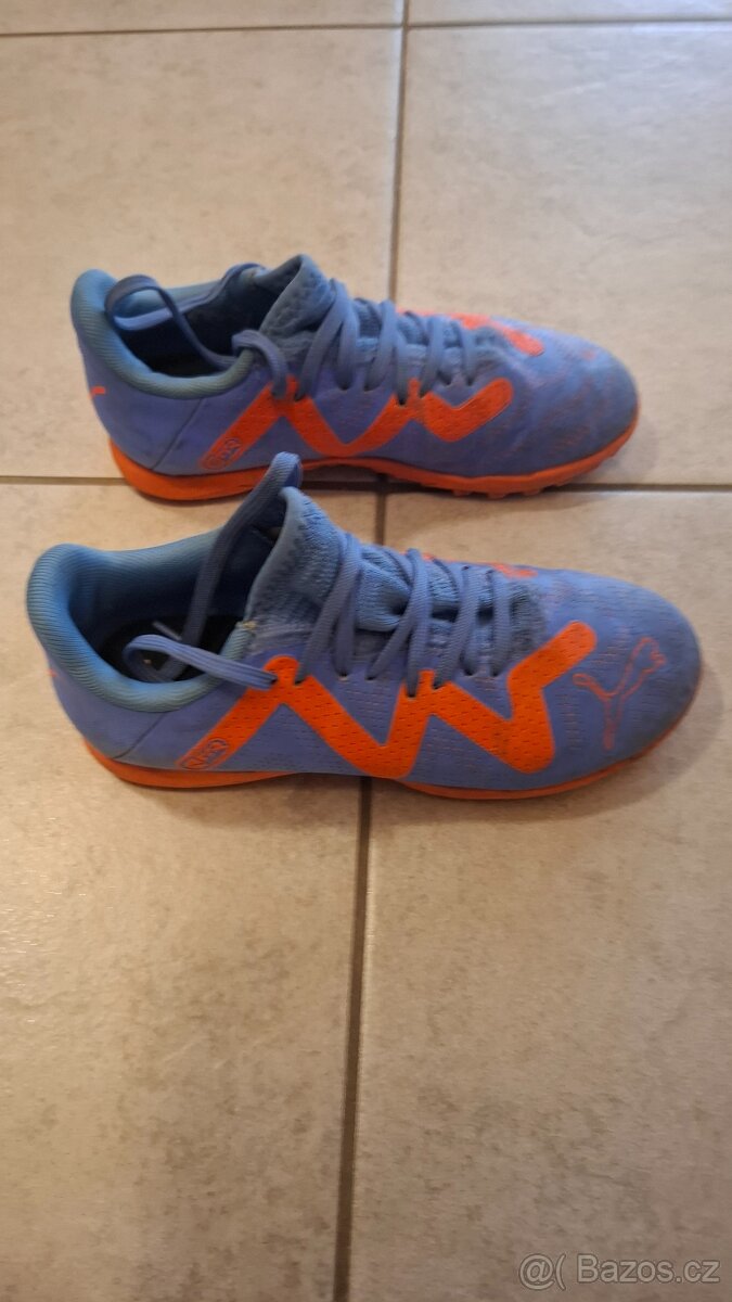 Dětské kopačky Puma na umělou trávu.