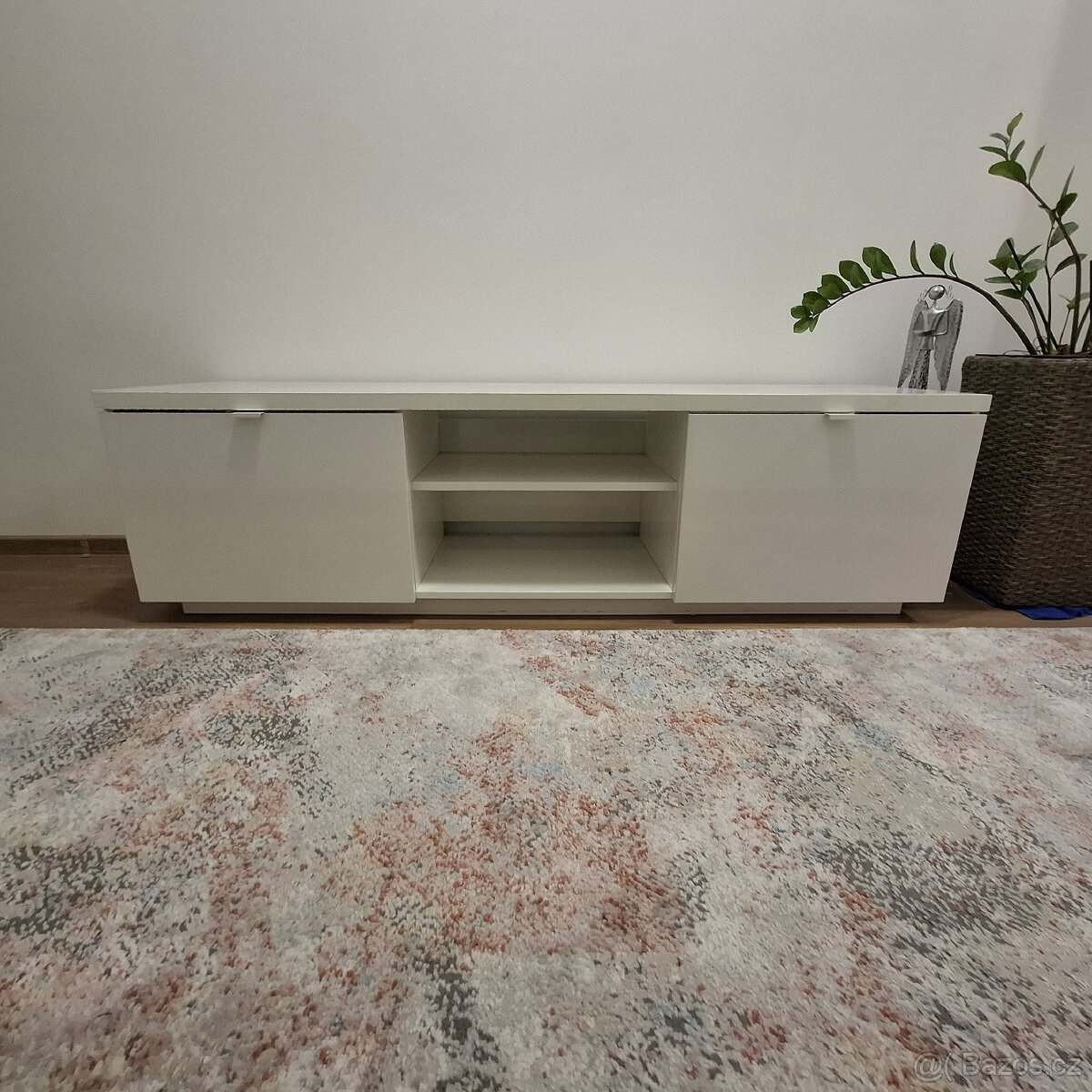 Tv stolek BYAS, bílý lesk