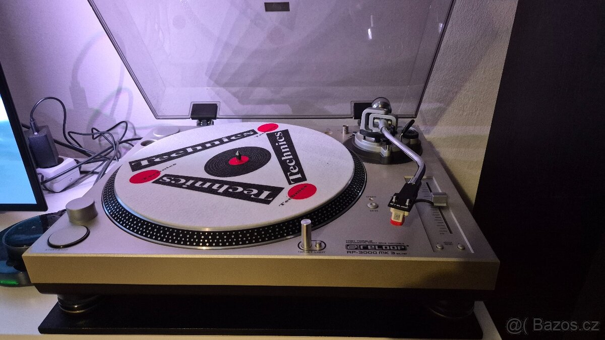Gramofon Reloop RP-3000 mk3 - stříbrná barva